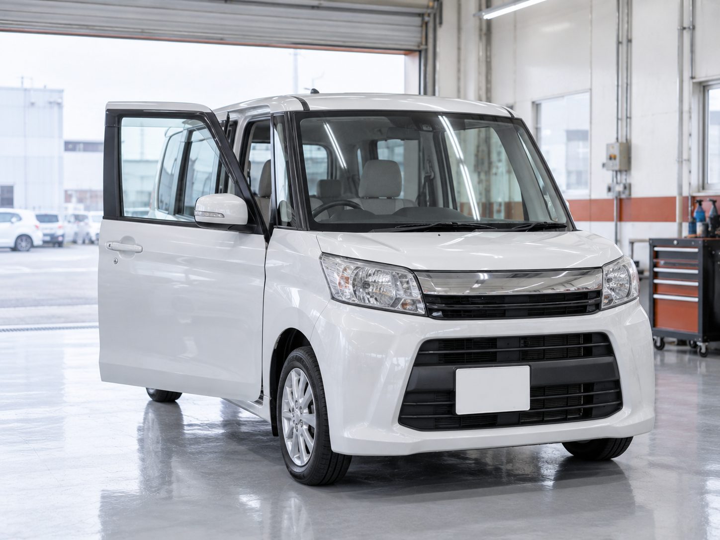 納車スペースに停まる白い軽自動車